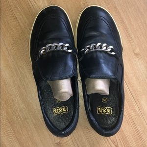 Ash leather sneaker with silver chain